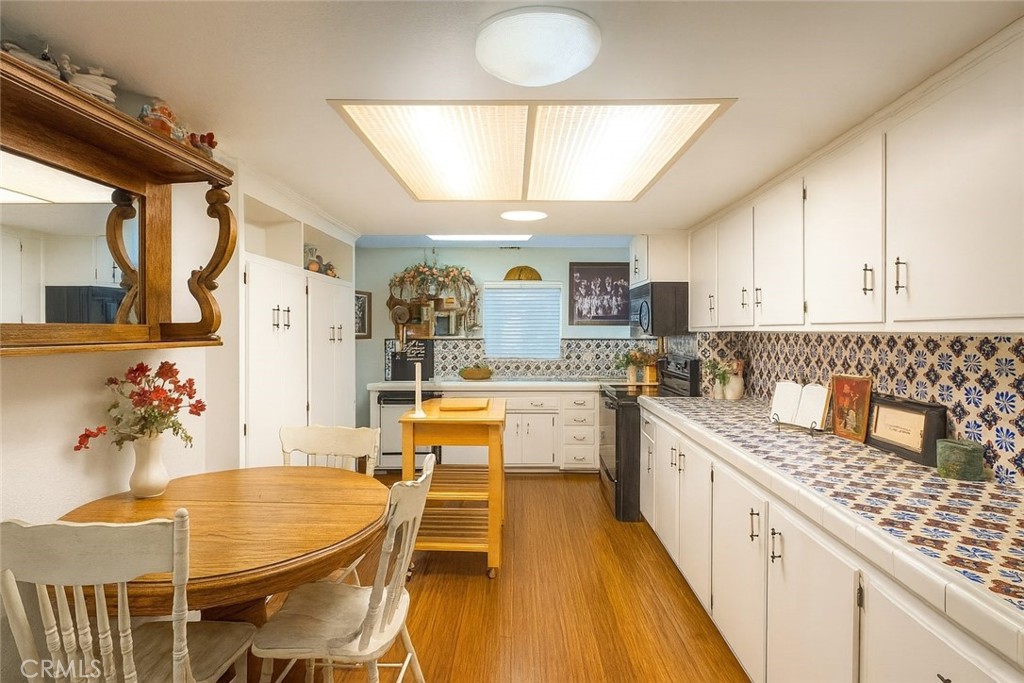 30099 Big Range Road Canyon Lake, CA 92587 - Photo 4 of 8 Kitchen