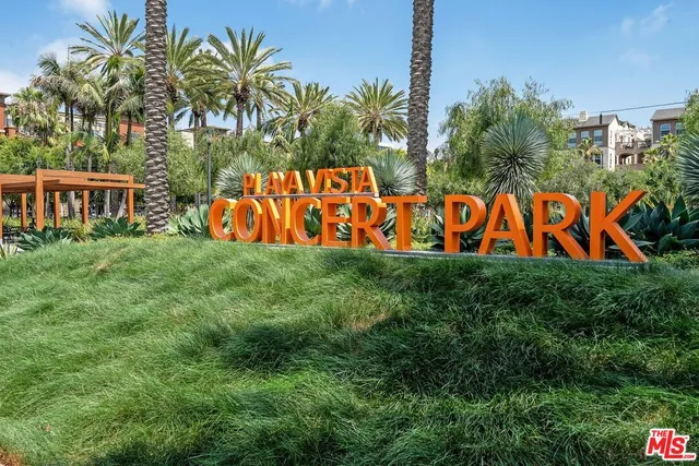 a street sign that is on a street of a house