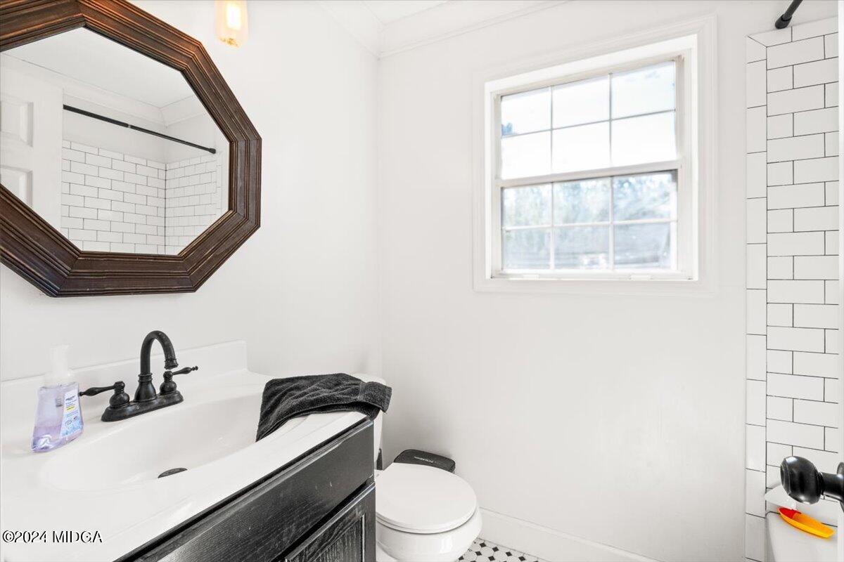 507 Edge Road Forsyth, GA 31029 - Photo 17 of 26 a bathroom with a toilet a sink and mirror