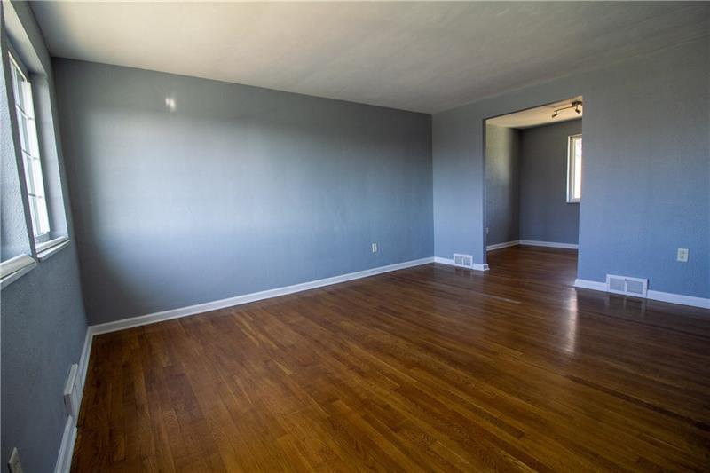 859 Lindsay Road Carnegie, PA 15106 - Photo 4 of 25 Gallery Image 4