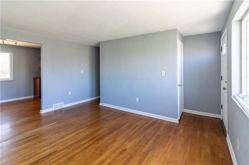 859 Lindsay Road Carnegie, PA 15106 - Photo 5 of 25 Gallery Image 5