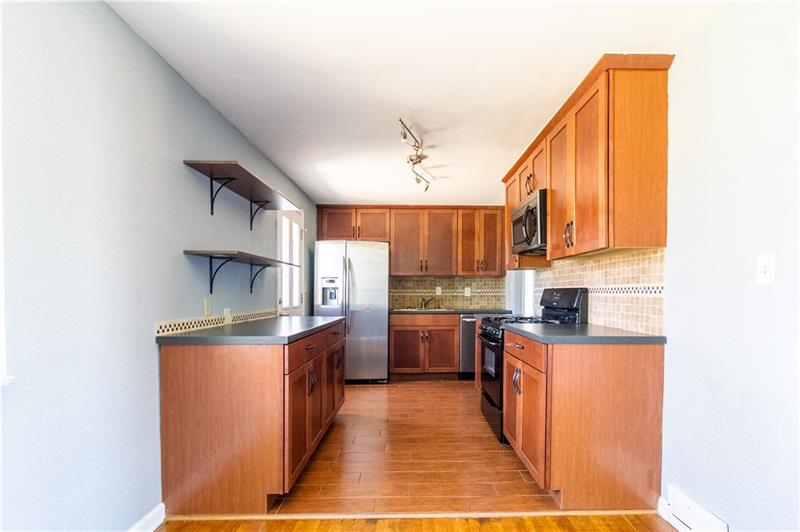 859 Lindsay Road Carnegie, PA 15106 - Photo 7 of 25 Gallery Image 7