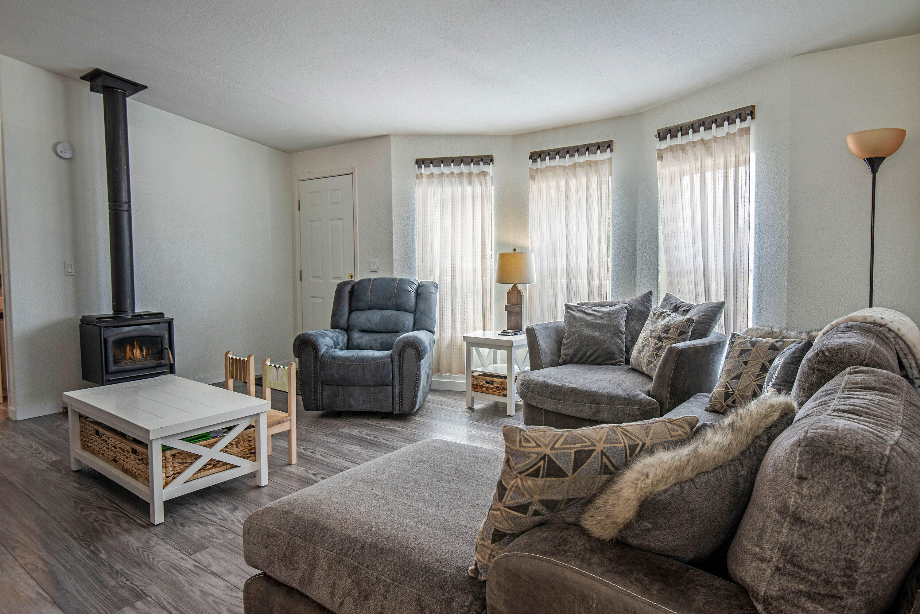 55842 Swan Road Bend, OR 97707 - Photo 7 of 25 Living Room