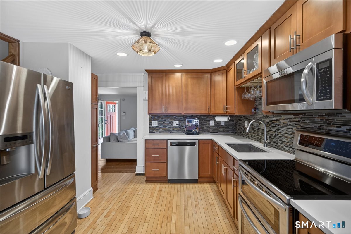 203 Burroughs Road Fairfield, CT 06824 - Photo 3 of 31