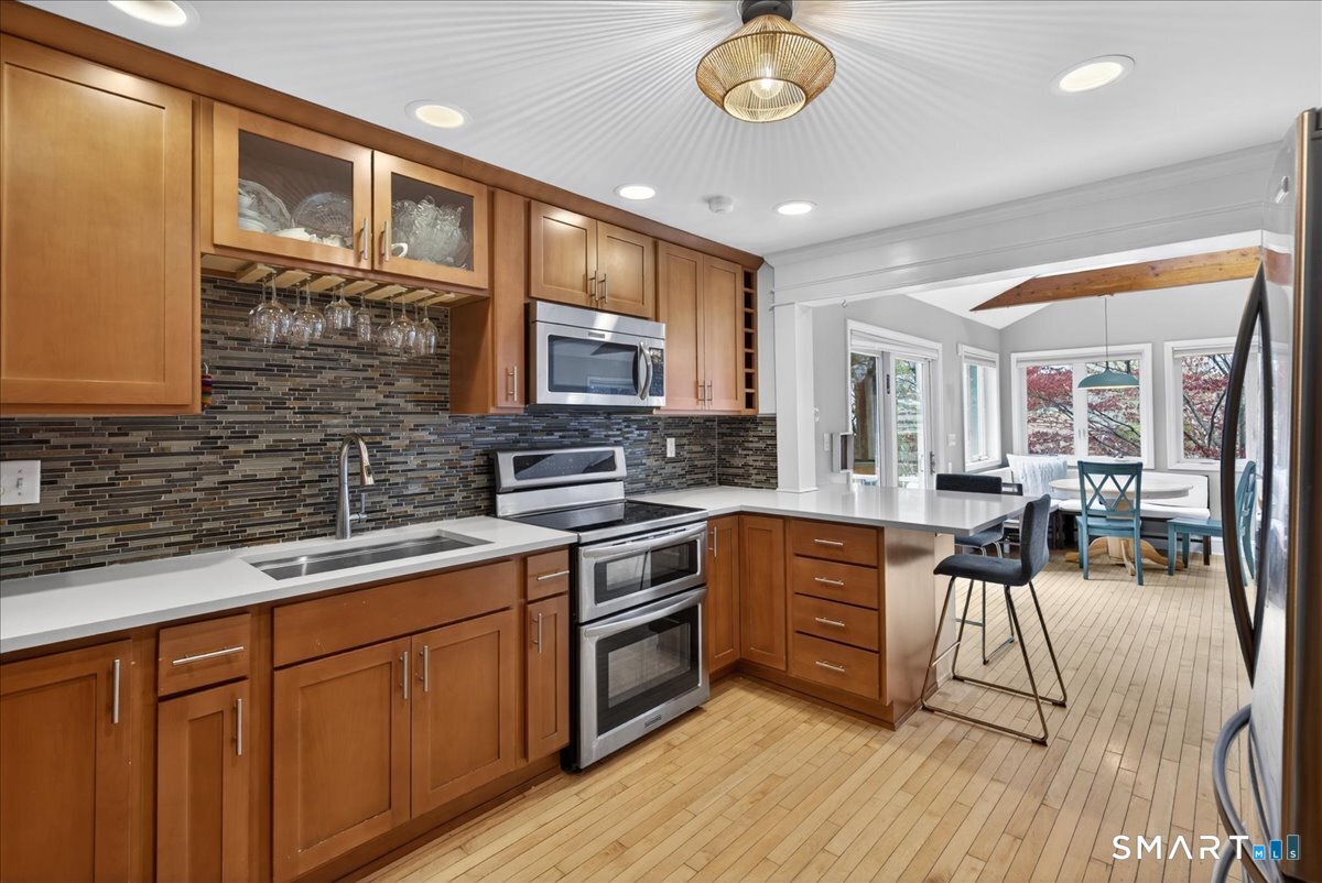 203 Burroughs Road Fairfield, CT 06824 - Photo 4 of 31