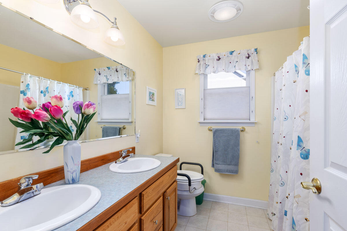 8296 Golfside Drive Jenison, MI 49428 - Photo 30 of 39 mainfloor full bath