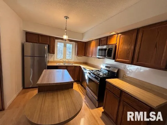 $264,500 | 15296 Magnolia, Girard, IL 62640