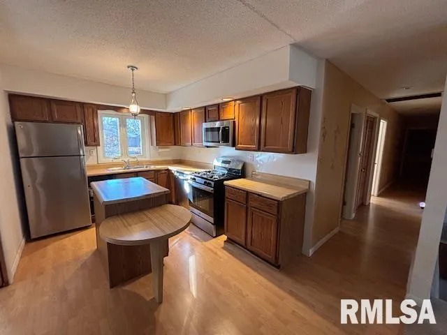 $264,500 | 15296 Magnolia, Girard, IL 62640