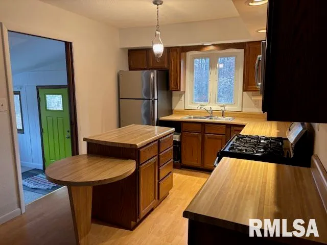 $264,500 | 15296 Magnolia, Girard, IL 62640