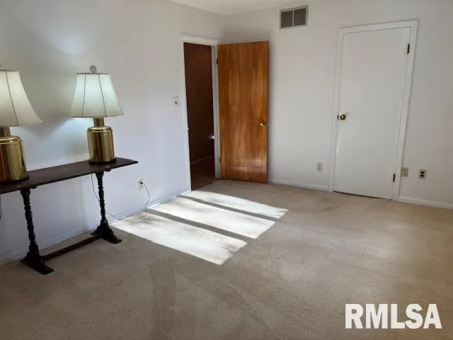 $264,500 | 15296 Magnolia, Girard, IL 62640