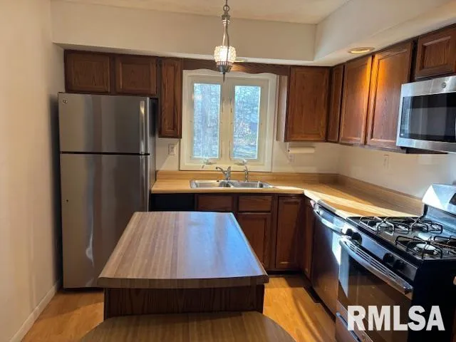 $264,500 | 15296 Magnolia, Girard, IL 62640