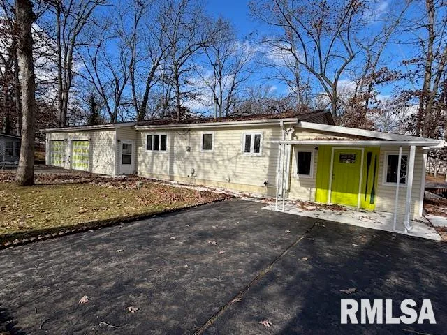 $264,500 | 15296 Magnolia, Girard, IL 62640