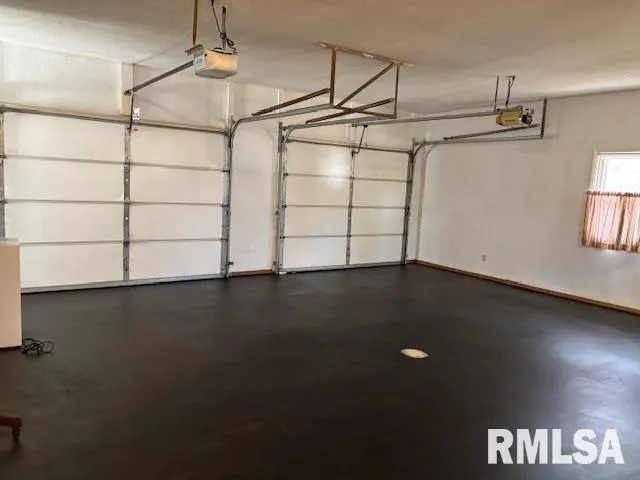 $264,500 | 15296 Magnolia, Girard, IL 62640