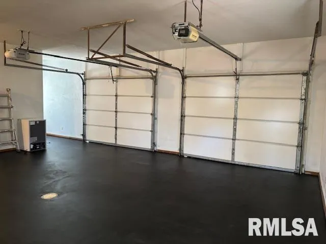 $264,500 | 15296 Magnolia, Girard, IL 62640