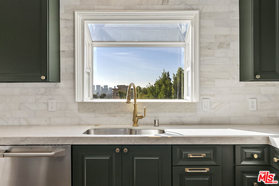 1326 Londonderry View Drive, Unit 4 Los Angeles, CA 90069 - Photo 11 of 29 a sink with a sink and mirror