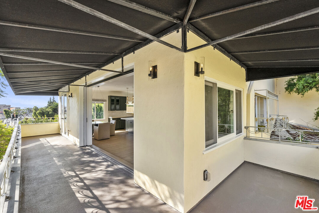 1326 Londonderry View Drive, Unit 4 Los Angeles, CA 90069 - Photo 14 of 29 a view of a porch
