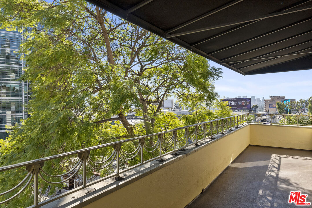1326 Londonderry View Drive, Unit 4 Los Angeles, CA 90069 - Photo 15 of 29 a view of balcony with city view