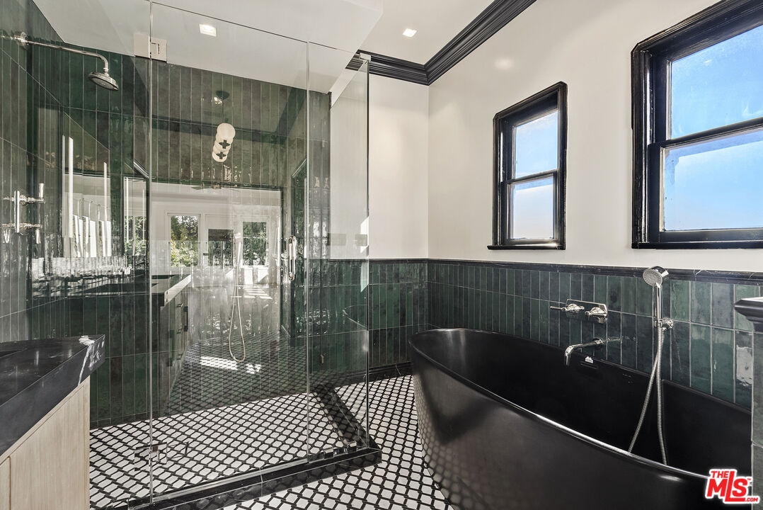 1326 Londonderry View Drive, Unit 4 Los Angeles, CA 90069 - Photo 20 of 29 a bathroom with a shower