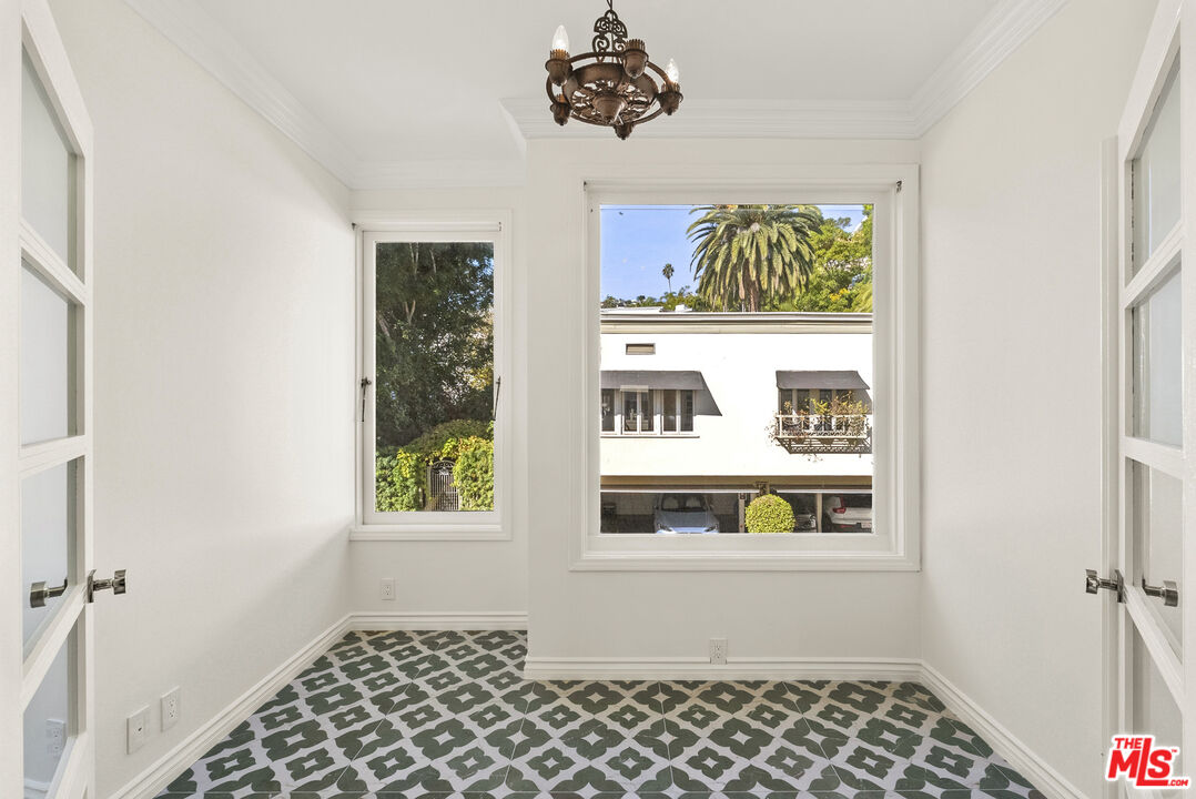 1326 Londonderry View Drive, Unit 4 Los Angeles, CA 90069 - Photo 25 of 29 a bathroom with a window and a shower