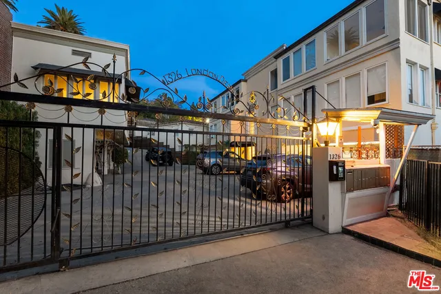 $8,000 | 1326 Londonderry View Drive, Unit 4, Los Angeles, CA 90069