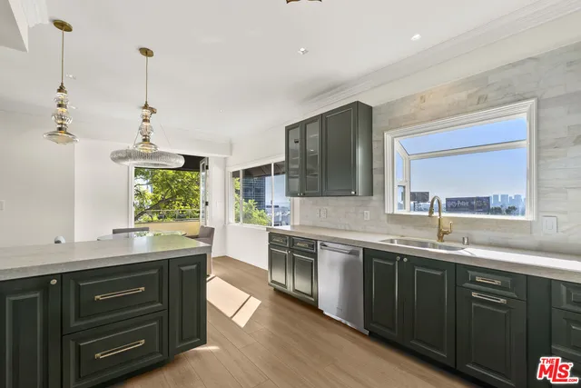 $8,000 | 1326 Londonderry View Drive, Unit 4, Los Angeles, CA 90069