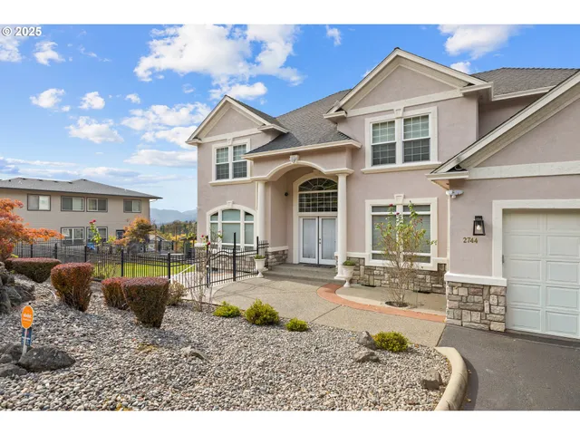 a view of a house with backyard and sitting area