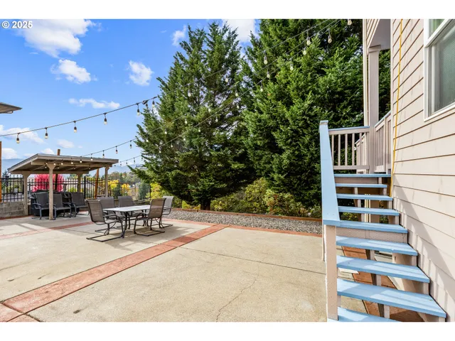 a view of a house with backyard and sitting area