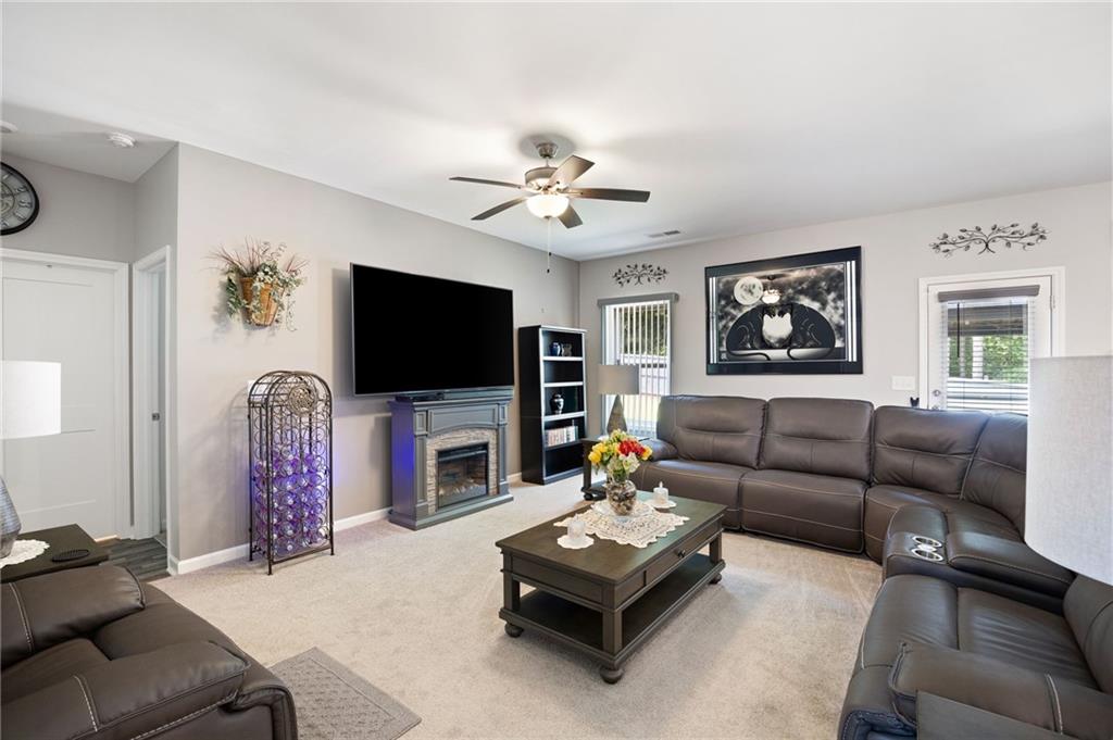 406 Splash Pointe Temple, GA 30179 - Photo 5 of 33 a living room with furniture and a flat screen tv