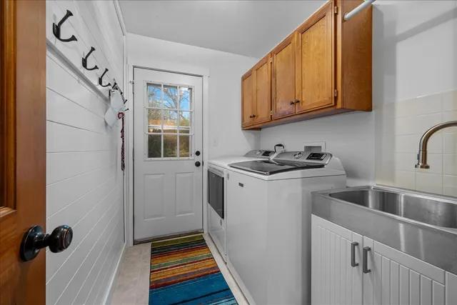 a view of utility room