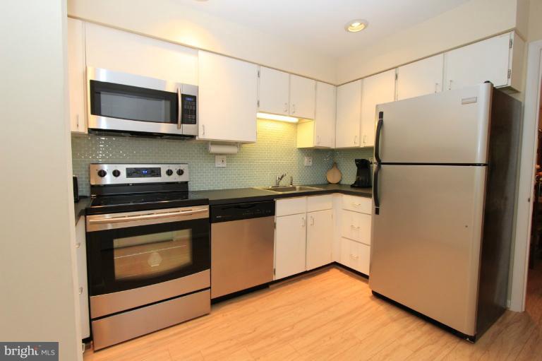 1894 Winterport Cluster Reston, VA 20191 - Photo 23 of 30 Kitchen