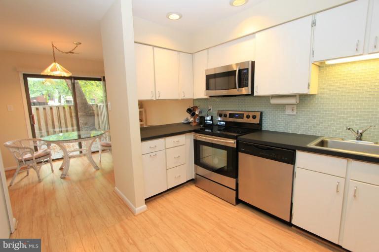1894 Winterport Cluster Reston, VA 20191 - Photo 25 of 30 Kitchen