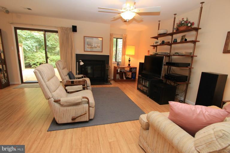 1894 Winterport Cluster Reston, VA 20191 - Photo 26 of 30 Living Room