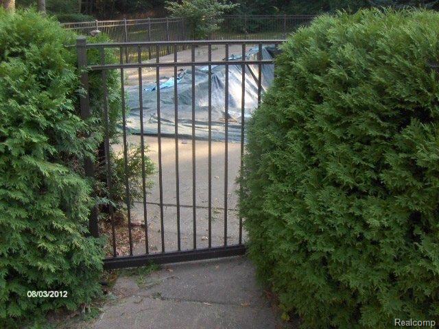 6340 North Rochester Road Rochester, MI 48306 - Photo 2 of 25 Picture 016.jpg