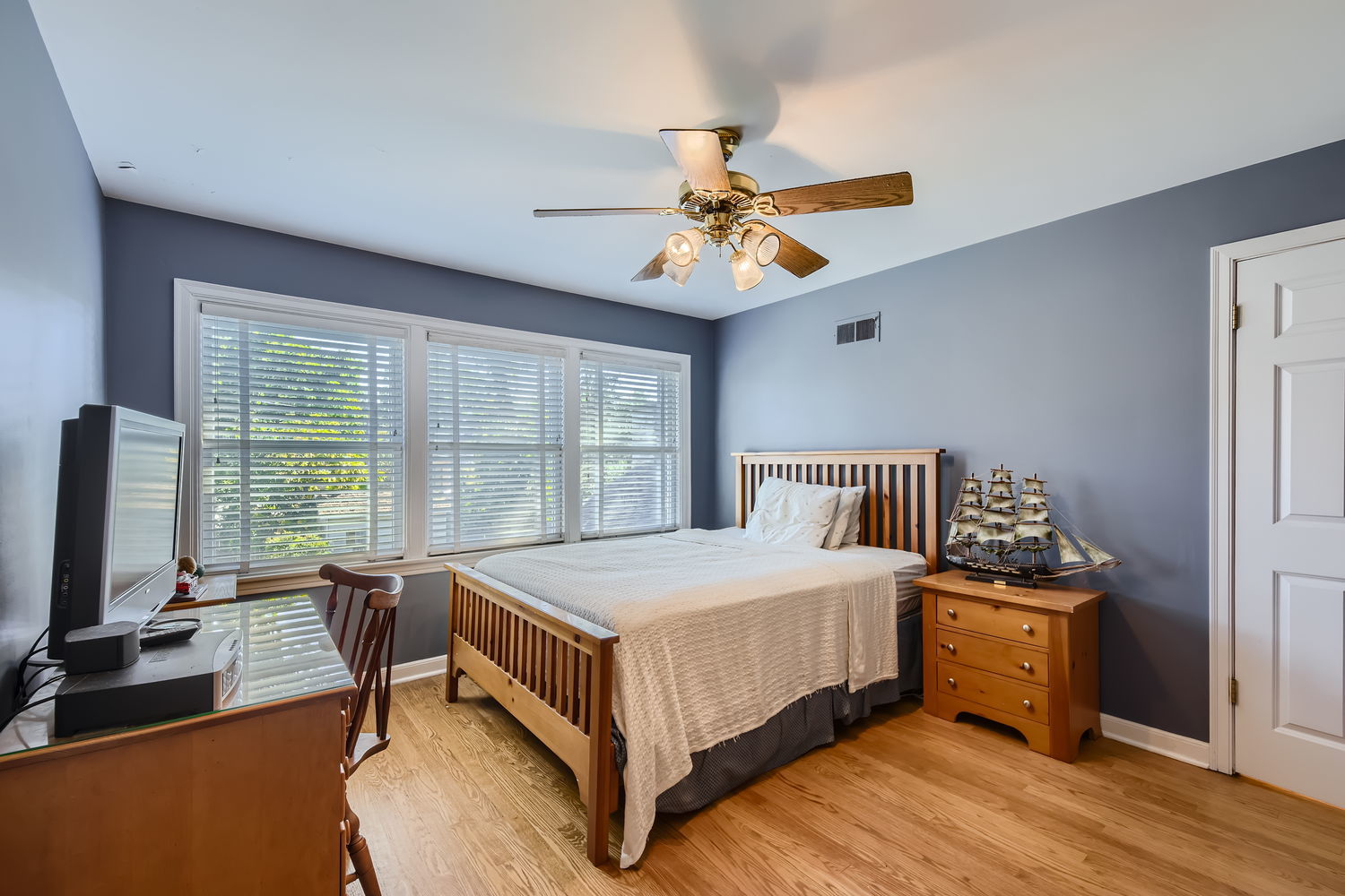 207 Scottswood Road Riverside, IL 60546 - Photo 24 of 32 a bedroom with a bed and a table
