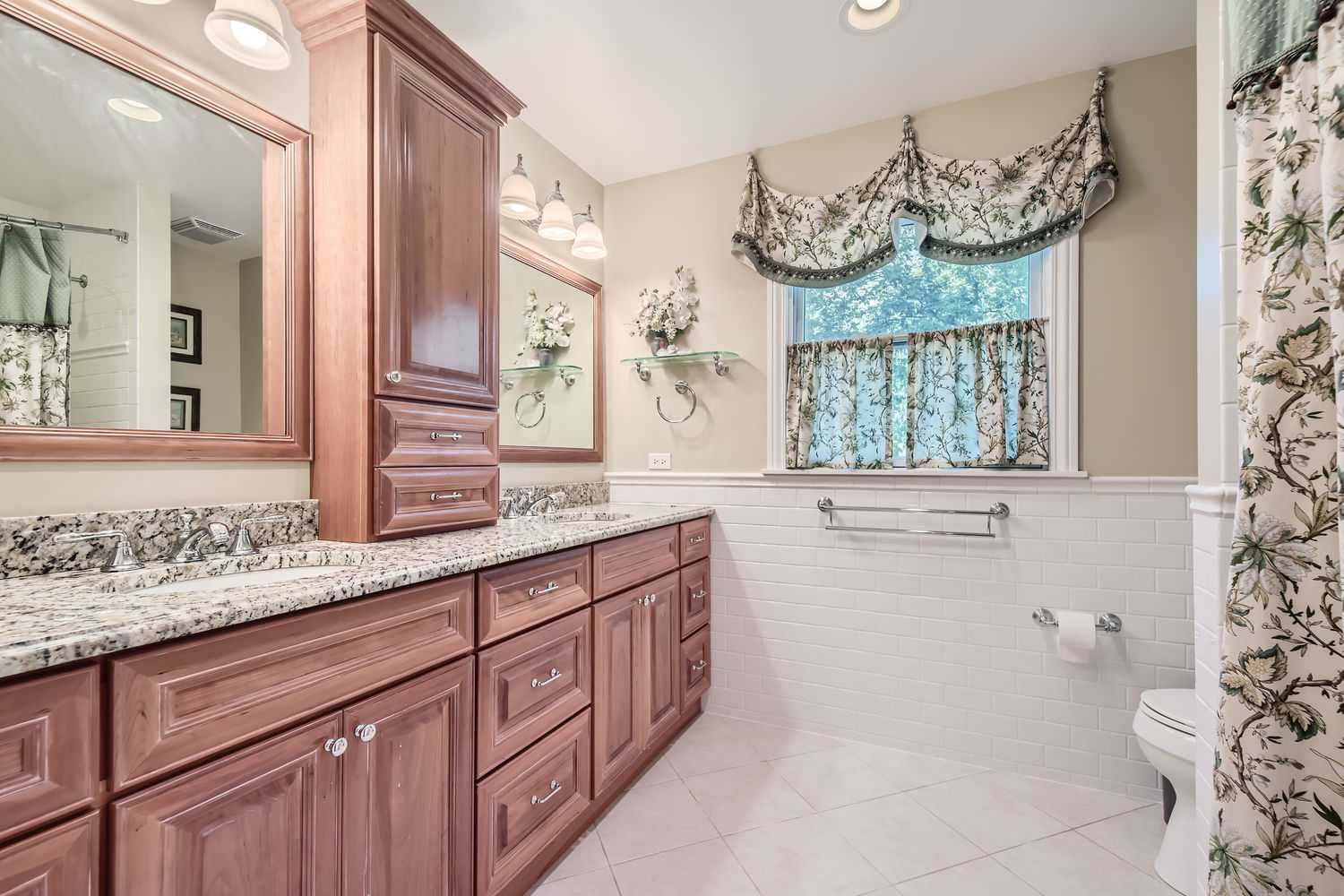 207 Scottswood Road Riverside, IL 60546 - Photo 25 of 32 a bathroom with a bathtub sink and mirror