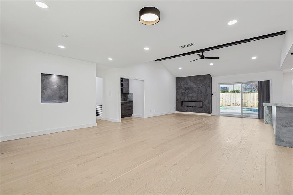 12417 Quincy Lane Dallas, TX 75230 - Photo 9 of 40 an empty room with closet and windows
