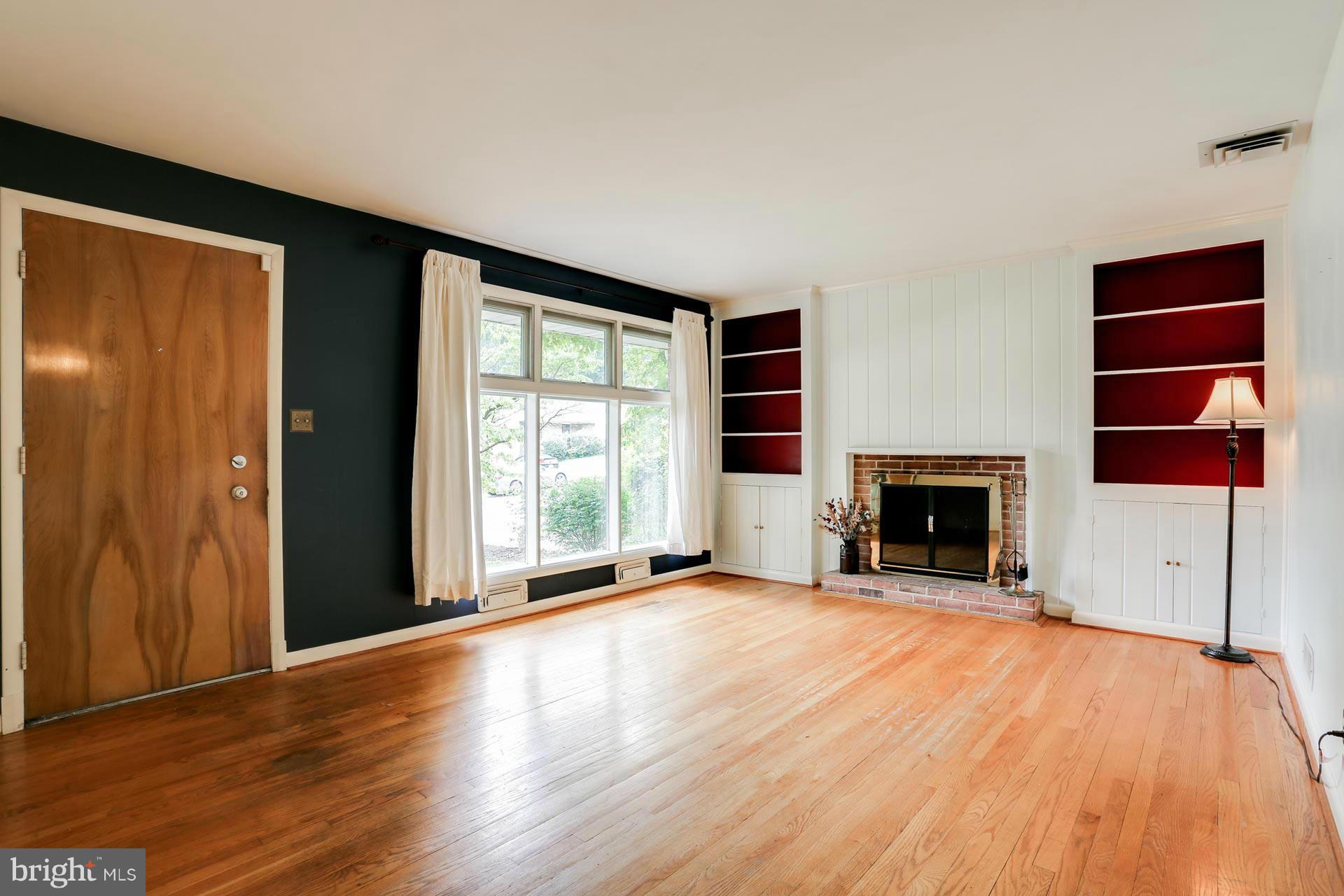 413 Nottingham Road Baltimore, MD 21229 - Photo 9 of 29 Living Room