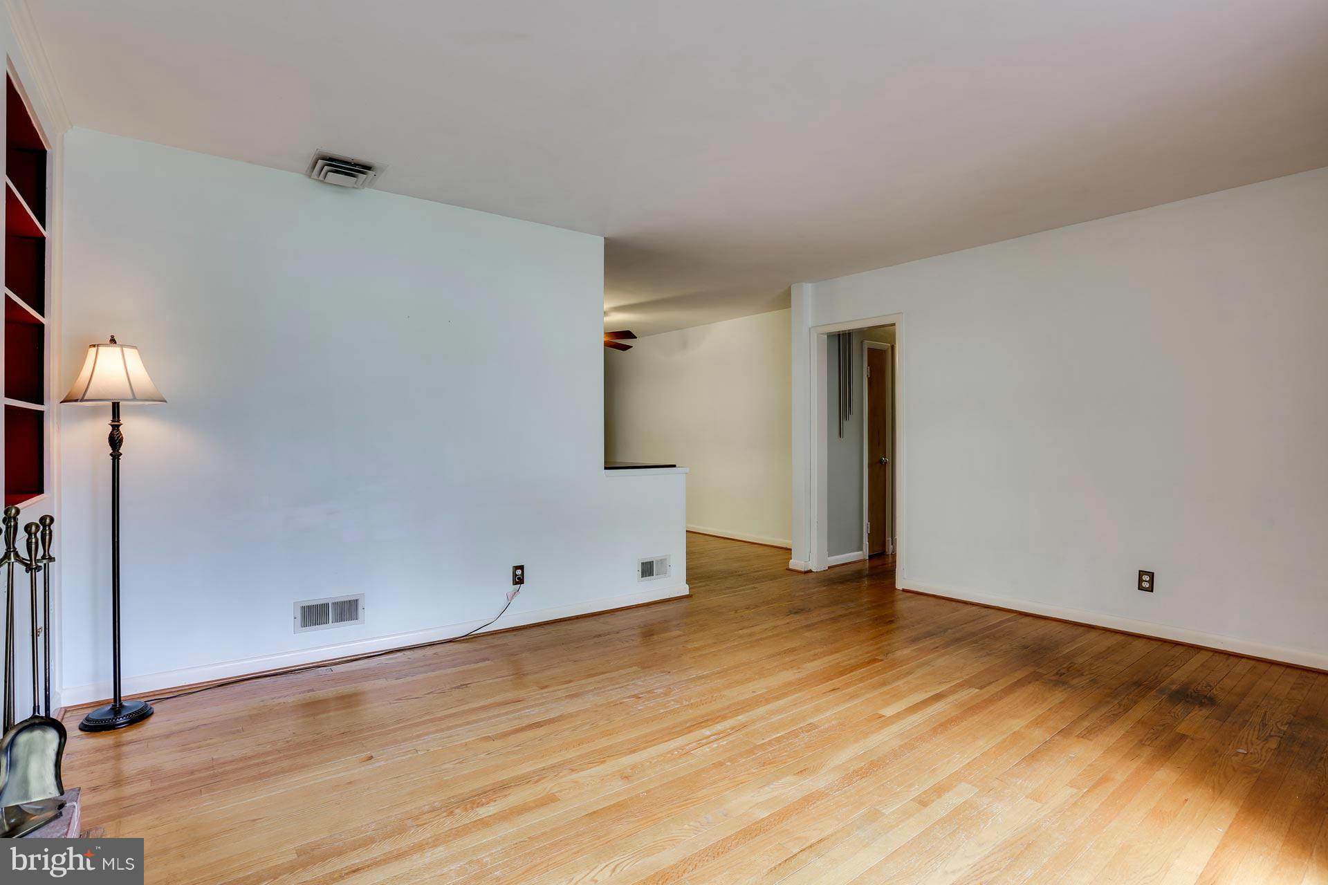 413 Nottingham Road Baltimore, MD 21229 - Photo 10 of 29 Living Room