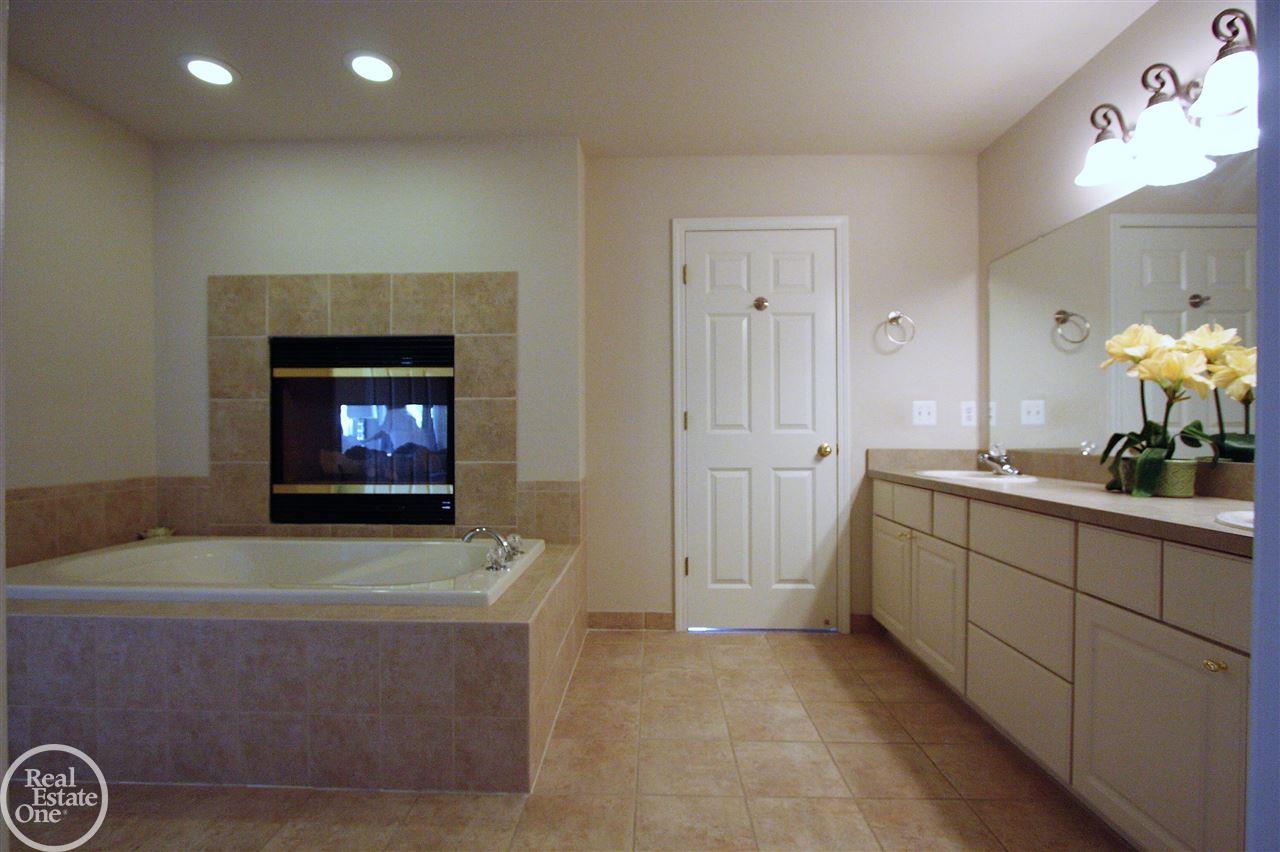 1061 Moran Drive Rochester, MI 48307 - Photo 26 of 40 31322878-25.JPG