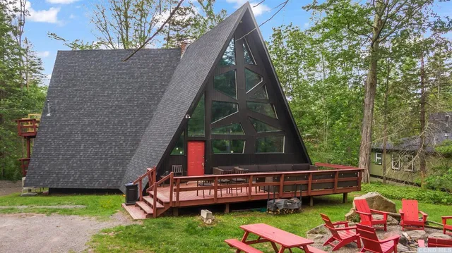 a view of a chair with a backyard