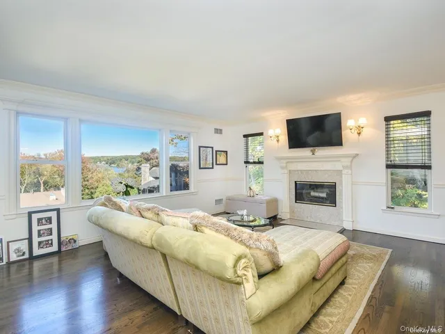 $995,000 | 4 Ale Court, Centerport, NY 11721