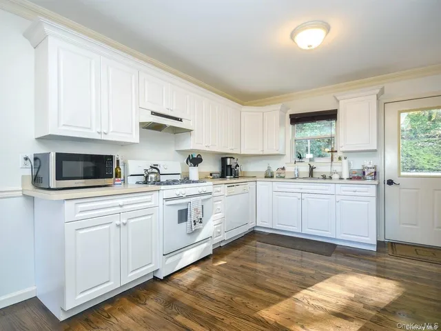 $995,000 | 4 Ale Court, Centerport, NY 11721