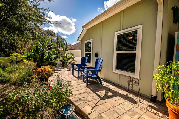 a bench is sitting in front of a house