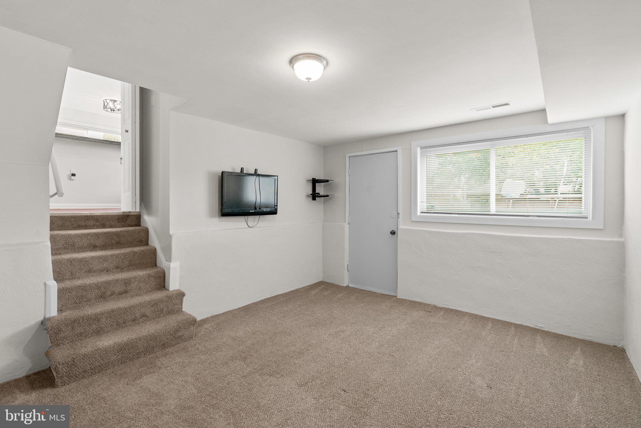 909 Sedgley Road Catonsville, MD 21228 - Photo 29 of 38 Family Room