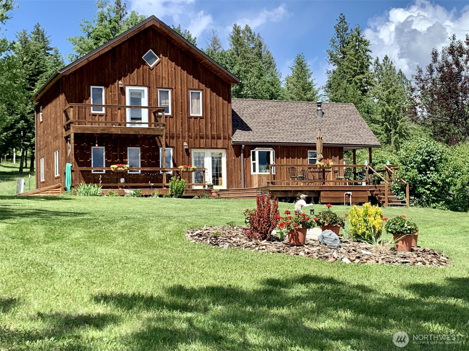 35 Low Ridge Road Malo, WA 99150 - Photo 1 of 38 a front view of a house with a garden