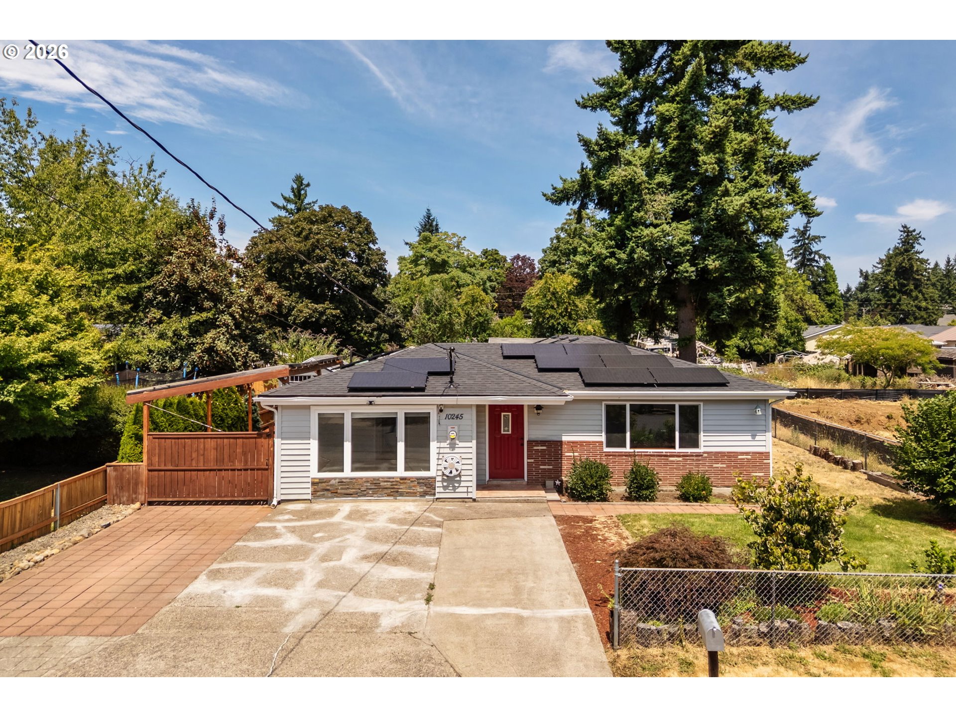 10245 Southeast Raymond Street Portland, OR 97266 - Photo 2 of 25 a front view of a house with a garden
