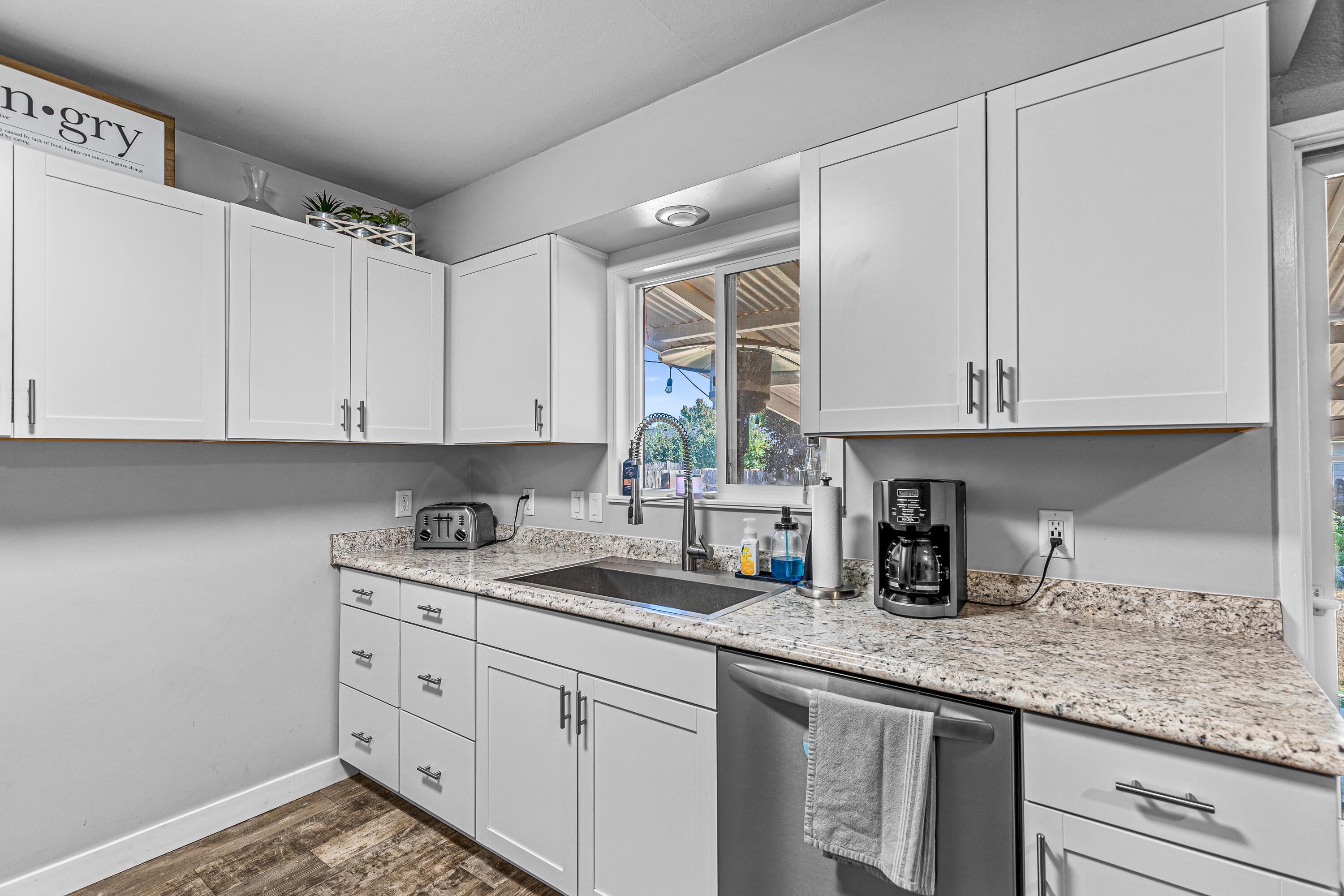 720 North 3rd Street Central Point, OR 97502 - Photo 8 of 27 9