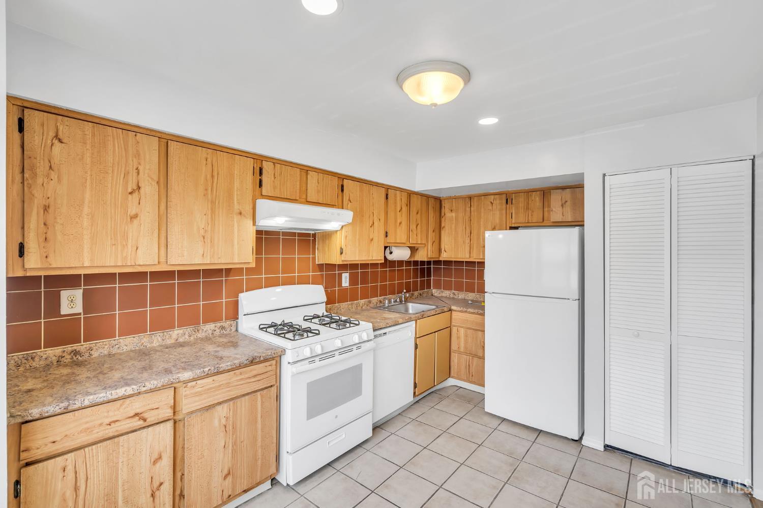 1909 Raspberry Court Edison, NJ 08817 - Photo 8 of 19