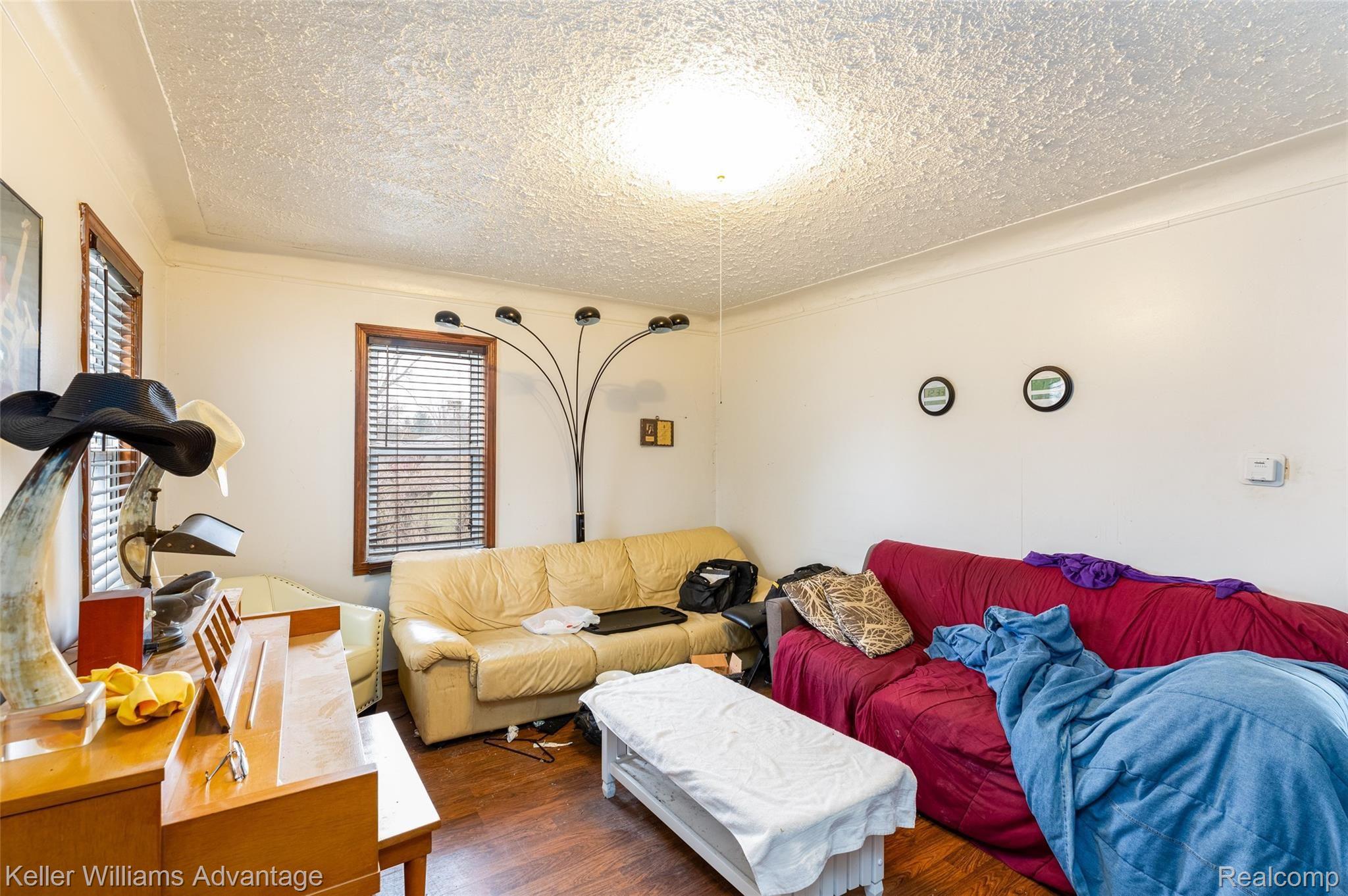 7754 Belleville Road Belleville, MI 48111 - Photo 9 of 20 9.Living