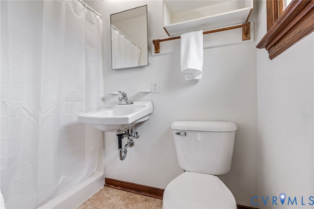 3411 Spring Run Road Mechanicsville, VA 23111 - Photo 14 of 41 a bathroom with a toilet sink and mirror